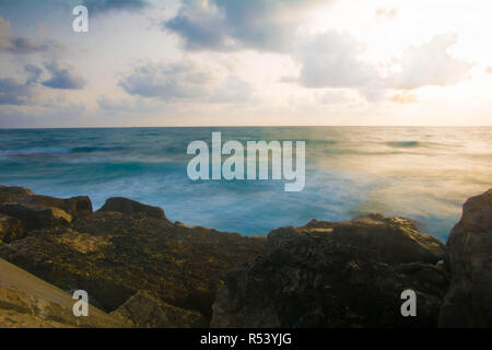 Lange Exposition von Meer, Himmel und Meer in Tel Aviv, Israel Stockfoto