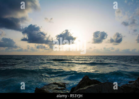 Lange Exposition von Meer, Himmel und Meer in Tel Aviv, Israel Stockfoto