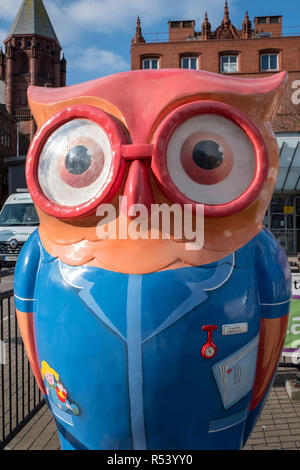 Florenz Nighting-Owl, große bemalte Eule Abbildung gekleidet, wie eine Krankenschwester, außerhalb von Birmingham Kinderkrankenhaus, Stockfoto