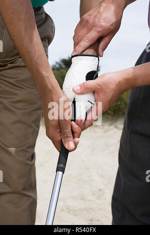 Zwei Personen halten eine Golf club Stockfoto
