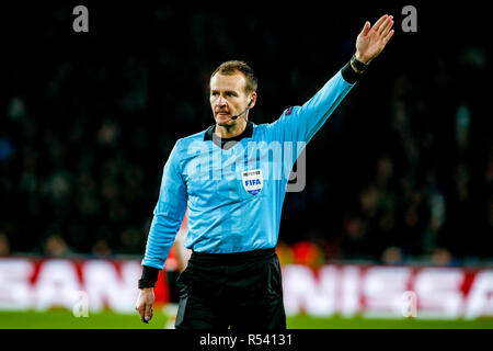 Einhoven, Niederlande. 28. November 2018. Das Philips Stadion, Eindhoven, PSV-Barcelona, Fussball, Champions League, Saison 2018-2019, 28-11-2018. Schiedsrichter Pavel Kralovec während des Spiels PSV-Barcelona. Credit: Pro Schüsse/Alamy leben Nachrichten Stockfoto