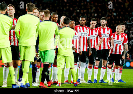 Einhoven, Niederlande. 28. November 2018. Das Philips Stadion, Eindhoven, PSV-Barcelona, Fussball, Champions League, Saison 2018-2019, 28-11-2018. Line-up vor dem Spiel PSV-Barcelona. Credit: Pro Schüsse/Alamy leben Nachrichten Stockfoto