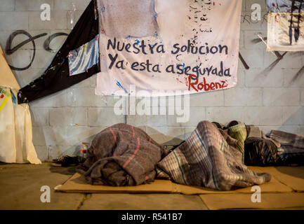 Tijuana, Mexiko. 28 Nov, 2018. Migranten Schlaf spät vor der Benito Juarez Sports Complex, die als Notunterkunft für Migranten dient. Dutzende von Migrantinnen aus Mittelamerika haben freiwillig aus Mexiko in ihre Heimatländer zurückgekehrt, nach etwa zwei Wochen an der US-Grenze. Credit: Omar Martinez/dpa/Alamy leben Nachrichten Stockfoto