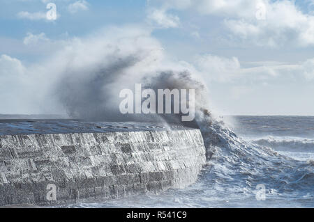 Lyme Regis, Dorset, Großbritannien. 29. November 2018. UK Wetter: Sturm Diana zerschlägt den Cobb in Lyme Regis. Credit: Celia McMahon/Alamy leben Nachrichten Stockfoto