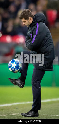 London, Großbritannien. 28. November 2018. Sporne Manager Mauricio Pochettino steuert die Kugel während der UEFA Champions League Match zwischen den Tottenham Hotspur und Internazionale im Wembley Stadion, London, England am 28. November 2018. Foto von Andy Rowland. Credit: Andrew Rowland/Alamy leben Nachrichten Stockfoto