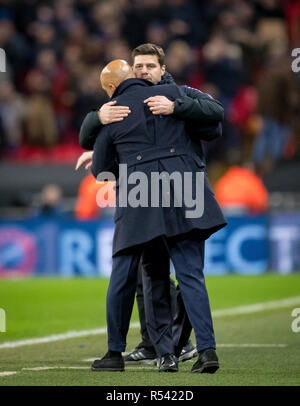 London, Großbritannien. 28. November 2018. Sporne Manager Mauricio Pochettino umfasst Internazionale (Inter Mailand) Manager Luciano Spalletti Vollzeit während der UEFA Champions League Match zwischen den Tottenham Hotspur und Internazionale im Wembley Stadion, London, England am 28. November 2018. Foto von Andy Rowland. Credit: Andrew Rowland/Alamy leben Nachrichten Stockfoto