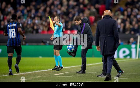 London, Großbritannien. 28. November 2018. Sporne Manager Mauricio Pochettino steuert die Kugel während der UEFA Champions League Match zwischen den Tottenham Hotspur und Internazionale im Wembley Stadion, London, England am 28. November 2018. Foto von Andy Rowland. Credit: Andrew Rowland/Alamy leben Nachrichten Stockfoto
