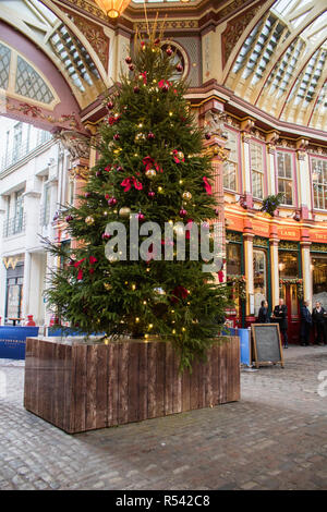 London, Großbritannien. 29 Nov, 2018. Ein riesiger geschmückten Weihnachtsbaum in Leadenhall Market eine der ältesten Märkte in London steht, aus dem 14. Jahrhundert im historischen Zentrum der Stadt von Londons Finanzviertel Credit befindet: Amer ghazzal/Alamy leben Nachrichten Stockfoto