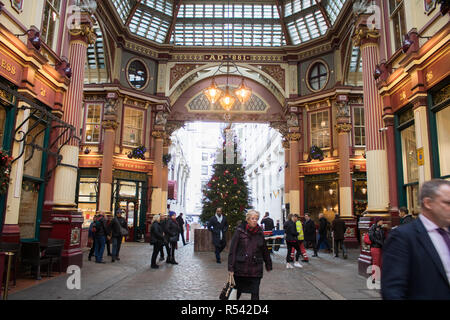 London, Großbritannien. 29 Nov, 2018. Ein riesiger geschmückten Weihnachtsbaum in Leadenhall Market eine der ältesten Märkte in London steht, aus dem 14. Jahrhundert im historischen Zentrum der Stadt von Londons Finanzviertel Credit befindet: Amer ghazzal/Alamy leben Nachrichten Stockfoto