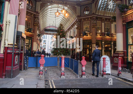 London, Großbritannien. 29 Nov, 2018. Ein riesiger geschmückten Weihnachtsbaum in Leadenhall Market eine der ältesten Märkte in London steht, aus dem 14. Jahrhundert im historischen Zentrum der Stadt von Londons Finanzviertel Credit befindet: Amer ghazzal/Alamy leben Nachrichten Stockfoto