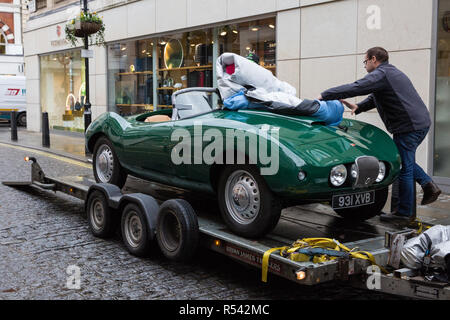 London, Großbritannien. 29. November 2018. Bonhams' Personal bewegen 1954 Arnolt-Bristol Bolide Roadster, eine von nur 130, in der Vorbereitung für eine Versteigerung von historischen und leistungsstarke Renn- und Straßenwagen. Zu den Highlights gehören ein Le Mans Klasse preisgekrönte Jaguar XJ220C angetrieben von David Coulthard (£ 2,200,000-2, 800.000), ein Lister Jaguar Knubbeligen (2,200,000-2 £ 800.000) und eine 1958 BMW 507 von seinem Entwerfer besessen, sowie Ferrari, Aston Martins, Bentleys, Porsches und Jaguare. Credit: Mark Kerrison/Alamy leben Nachrichten Stockfoto