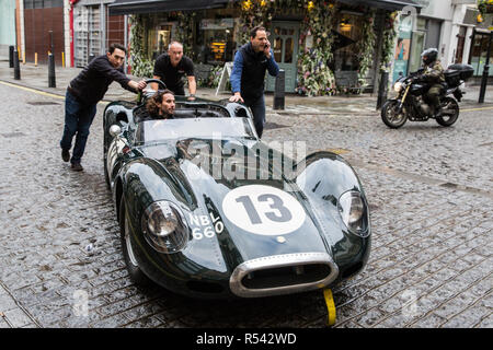 London, Großbritannien. 29. November 2018. Bonhams' Personal bewegen Ein 1959 Lister-Jaguar "KNORRIGEN" 3,8-Liter-Sports-Racing Two-Seater (£ 2,200,000-2, 800.000), einer der Höhepunkte mit einem gut dokumentierten Renngeschichte von einer Versteigerung von historischen und leistungsstarke Renn- und Straßenwagen. Weitere Highlights sind ein Le Mans Klasse preisgekrönte Jaguar XJ220C angetrieben von David Coulthard (£ 2,200,000-2, 800.000) und eine 1958 BMW 507 von seinem Entwerfer besessen, sowie Ferrari, Aston Martins, Bentleys, Porsches und Jaguare. Credit: Mark Kerrison/Alamy leben Nachrichten Stockfoto