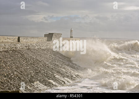 Porthcawl, Wales. 29. November 2018. Dramatische Szenen als Wellen angetrieben durch Sturm, Diana, Smash über die Mole und Leuchtturm in Porthcawl Hafen in South Wales. Stockfoto