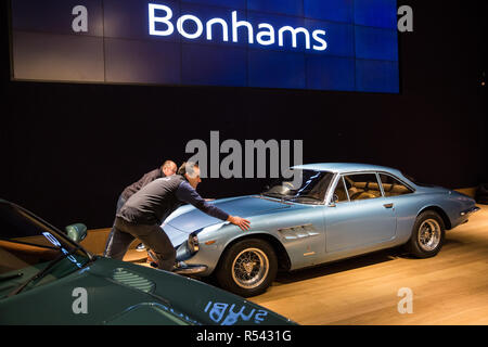 London, Großbritannien. 29. November 2018. Bonhams' Personal eine 1966 Ferrari 500 Superfast Serie II Coupé, einer von nur 12 Serie II Superfasts und der siebte von acht Rechtslenkung Superfasts, in der Vorbereitung für eine Versteigerung von historischen und High Performance Racing und Straße Autos vorbereiten. Zu den Highlights gehören ein Le Mans Klasse preisgekrönte Jaguar XJ220C angetrieben von David Coulthard (£ 2,200,000-2, 800.000), ein Lister Jaguar Knubbeligen (2,200,000-2 £ 800.000) und eine 1958 BMW 507 von seinem Entwerfer besessen, sowie Ferrari, Aston Martins, Bentleys, Porsches und Jaguare. Credit: Mark Kerrison/Alamy leben Nachrichten Stockfoto
