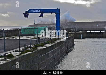 Porthcawl, Wales. 29. November 2018. Dramatische Szenen als Wellen angetrieben durch Sturm, Diana, Smash über den Wellenbrecher in Porthcawl Hafen in South Wales. Stockfoto