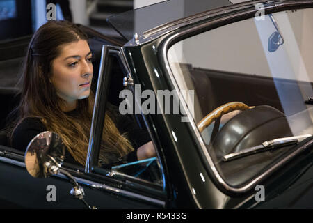 London, Großbritannien. 29. November 2018. Ein Modell vom Auktionshaus Bonhams stellt in einem 1958 Aston Martin DB MkIII Drophead Coupé, einer von nur 85 gemacht, in der Vorbereitung für eine Versteigerung von historischen und leistungsstarke Renn- und Straßenwagen. Zu den Highlights gehören ein Le Mans Klasse preisgekrönte Jaguar XJ220C angetrieben von David Coulthard (£ 2,200,000-2, 800.000), ein Lister Jaguar Knubbeligen (2,200,000-2 £ 800.000) und eine 1958 BMW 507 von seinem Entwerfer besessen, sowie Ferrari, Aston Martins, Bentleys, Porsches und Jaguare. Credit: Mark Kerrison/Alamy leben Nachrichten Stockfoto