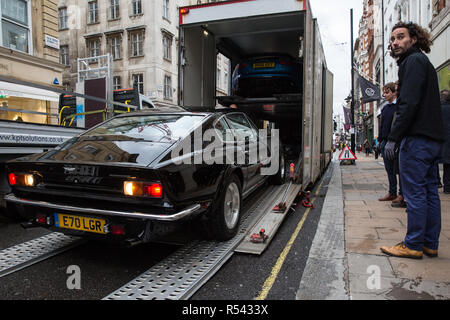 London, Großbritannien. 29. November 2018. Bonhams' Personal bewegen 1988 Aston Martin V8 Vantage X-Pack Sports Saloon, einer von nur rund 130 gebaut, in der Vorbereitung für eine Versteigerung von historischen und leistungsstarke Renn- und Straßenwagen. Zu den Highlights gehören ein Le Mans Klasse preisgekrönte Jaguar XJ220C angetrieben von David Coulthard (£ 2,200,000-2, 800.000), ein Lister Jaguar Knubbeligen (2,200,000-2 £ 800.000) und eine 1958 BMW 507 von seinem Entwerfer besessen, sowie Ferrari, Aston Martins, Bentleys, Porsches und Jaguare. Credit: Mark Kerrison/Alamy leben Nachrichten Stockfoto