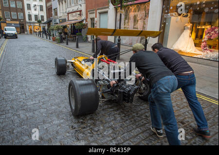 Bonhams, New Bond Street, London, UK. 29. November 2018. Historische Jaguar Racing Autos kommen bei Bonhams in London, zusammen mit den anderen leistungsstarken Rennwagen und außergewöhnliche Straße Autos. Zu den Highlights gehören ein Le Mans Klasse preisgekrönte Jaguar XJ220C angetrieben von David Coulthard (£ 2,200,000-2, 800.000), Lister Jaguar Knubbeligen (£ 2,200,000-2, 800.000). Der Verkauf findet am 1. Dezember 2018. Bild: 1969 Cooper-Chevrolet T90 Formel A/5000 racing Einsitzer ist entlang Blenheim Straße in Bonhams geschoben. Credit: Malcolm Park/Alamy Leben Nachrichten. Stockfoto