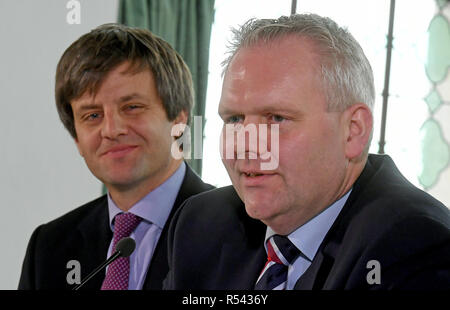 Pattensen, Deutschland. 29 Nov, 2018. Ernst August von Hannover jr. (L) und Björn Thümler (CDU, r), Minister für Wissenschaft und Kultur Niedersachsen, sprechen, während einer Pressekonferenz auf Schloss Marienburg. Das baufällige Schloss Marienburg, von Ernst August von Hannover, ist vollständig an das Land Niedersachsen zu gehen. (Dpa' Ernst August von Hannover verkauft Marienburg für 1 Euro" vom 29.11.2018) Credit: Holger Hollemann/dpa/Alamy leben Nachrichten Stockfoto