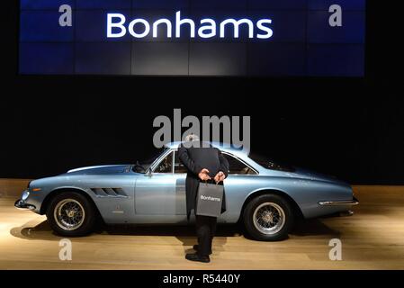 London, Großbritannien. 29. November 2018: Ein Mann sieht einen 1966 Ferrari 500 supefast Serie II Coupé an der Presse Vorschau von Bonhams Verkauf. Credit: Claire Doherty/Alamy leben Nachrichten Stockfoto