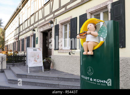 08. November 2018, Sachsen, Schmallenberg: das Hauptquartier der Wendt & Kühn Manufaktur. Schnitzen und die Produktion von Spielzeug aus Holz sind immer noch ein wichtiger Zweig der Wirtschaft im Erzgebirge. Das Spektrum reicht von der klassischen 2-Mann Familienbetrieb bis hin zu großen mittelständischen Unternehmen. Mit fast 200 Mitarbeitern, Wendt & Kühn ist eines der größeren Unternehmen in der Branche. Foto: Jan Woitas/dpa-Zentralbild/dpa Stockfoto