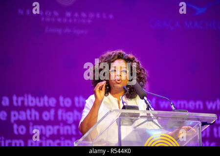 Soweto, Südafrika, 29. November 2018. Oprah Winfrey spricht auf "thunzi Sabafazi (Würde der Frauen), ein Ereignis Nelson Mandela's Legacy bei seinem 100. Geburtstag Jahr zu Ehren. Credit: Eva-Lotta Jansson/Alamy leben Nachrichten Stockfoto