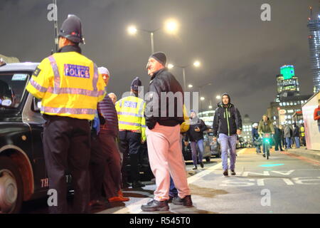 London, UK, 28. November 2018. London Taxifahrer Blockieren der London Bridge. Quelle: Martin Kelly/Alamy Leben Nachrichten. Stockfoto