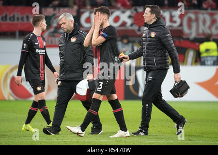 Leverkusen, Deutschland. 29 Nov, 2018. Fußball: Europa League, Bayer Leverkusen - Ludogorez Rasgrad, Gruppenphase, Gruppe A, 5.Spieltag am 29.11.2018 in der BayArena. Leverkusens Panagiotis Retsos (M) verlässt das Feld verletzt. Credit: Federico Gambarini/dpa/Alamy leben Nachrichten Stockfoto