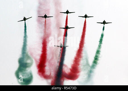 Karachi, Pakistan. 29 Nov, 2018. Pakistanische Jets führen Sie während einer Flugschau in der pakistanischen Hafenstadt Karachi im Süden, an November 29, 2018. Die pakistanischen Streitkräfte präsentiert eine Flugschau und Anti-terror-Demonstration in Karachi als Teil der 10. Auflage des Internationalen Verteidigung Ausstellung und Seminar (IDEEN 2018). Credit: Stringer/Xinhua/Alamy leben Nachrichten Stockfoto