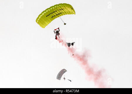 Karachi, Pakistan. 29 Nov, 2018. Pakistanische Fallschirmjäger führen Sie während einer Flugschau in der pakistanischen Hafenstadt Karachi im Süden, an November 29, 2018. Die pakistanischen Streitkräfte präsentiert eine Flugschau und Anti-terror-Demonstration in Karachi als Teil der 10. Auflage des Internationalen Verteidigung Ausstellung und Seminar (IDEEN 2018). Credit: Stringer/Xinhua/Alamy leben Nachrichten Stockfoto