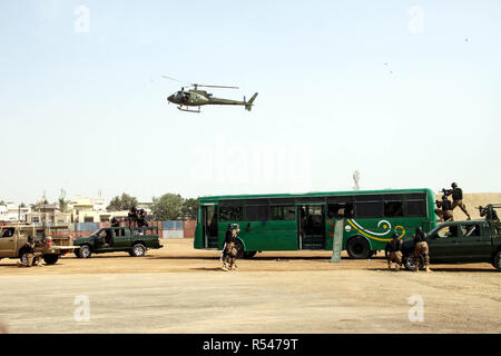 Karachi, Pakistan. 29 Nov, 2018. Pakistanische Soldaten beteiligen sich an eine Anti-Terror-Übung in der pakistanischen Hafenstadt Karachi im Süden, an November 29, 2018. Die pakistanischen Streitkräfte präsentiert eine Flugschau und Anti-terror-Demonstration in Karachi als Teil der 10. Auflage des Internationalen Verteidigung Ausstellung und Seminar (IDEEN 2018). Credit: Stringer/Xinhua/Alamy leben Nachrichten Stockfoto