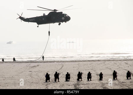 Karachi, Pakistan. 29 Nov, 2018. Pakistanische Soldaten beteiligen sich an eine Anti-Terror-Übung in der pakistanischen Hafenstadt Karachi im Süden, an November 29, 2018. Die pakistanischen Streitkräfte präsentiert eine Flugschau und Anti-terror-Demonstration in Karachi als Teil der 10. Auflage des Internationalen Verteidigung Ausstellung und Seminar (IDEEN 2018). Credit: Stringer/Xinhua/Alamy leben Nachrichten Stockfoto