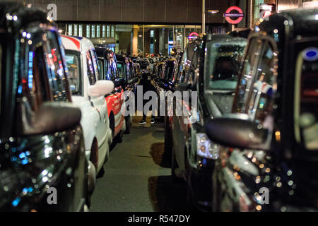 Tooley Street, London, UK. 29. Nov 2018. London Taxi Fahrer haben einen Weg in der Tooley Street durch die Bildung von zwei langen black cab Warteschlangen, um ihr Recht auf busspuren benutzen und für bessere Straße Management zu protestieren blockiert. Der heutige Protest betrifft Pläne zu machen ein Abschnitt der Tooley Street in der Nähe der London Bridge Bus - nur, damit die Beschränkung des Zugangs für Taxis. London Taxifahrer haben wiederholt protestiert und blockierte Straßen, die über Traffic Management Maßnahmen in der letzten Woche. Credit: Imageplotter Nachrichten und Sport/Alamy leben Nachrichten Stockfoto