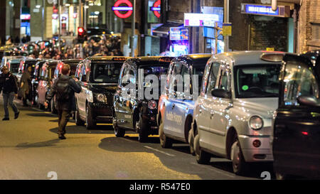 Tooley Street, London, UK. 29. Nov 2018. London Taxi Fahrer haben einen Weg in der Tooley Street durch die Bildung von zwei langen black cab Warteschlangen, um ihr Recht auf busspuren benutzen und für bessere Straße Management zu protestieren blockiert. Der heutige Protest betrifft Pläne zu machen ein Abschnitt der Tooley Street in der Nähe der London Bridge Bus - nur, damit die Beschränkung des Zugangs für Taxis. London Taxifahrer haben wiederholt protestiert und blockierte Straßen, die über Traffic Management Maßnahmen in der letzten Woche. Credit: Imageplotter Nachrichten und Sport/Alamy leben Nachrichten Stockfoto