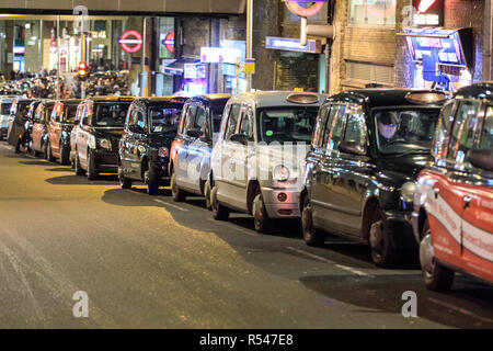 Tooley Street, London, UK. 29. Nov 2018. London Taxi Fahrer haben einen Weg in der Tooley Street durch die Bildung von zwei langen black cab Warteschlangen, um ihr Recht auf busspuren benutzen und für bessere Straße Management zu protestieren blockiert. Der heutige Protest betrifft Pläne zu machen ein Abschnitt der Tooley Street in der Nähe der London Bridge Bus - nur, damit die Beschränkung des Zugangs für Taxis. London Taxifahrer haben wiederholt protestiert und blockierte Straßen, die über Traffic Management Maßnahmen in der letzten Woche. Credit: Imageplotter Nachrichten und Sport/Alamy leben Nachrichten Stockfoto