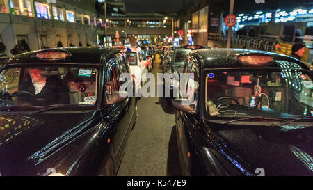 Tooley Street, London, UK. 29. Nov 2018. London Taxi Fahrer haben einen Weg in der Tooley Street durch die Bildung von zwei langen black cab Warteschlangen, um ihr Recht auf busspuren benutzen und für bessere Straße Management zu protestieren blockiert. Der heutige Protest betrifft Pläne zu machen ein Abschnitt der Tooley Street in der Nähe der London Bridge Bus - nur, damit die Beschränkung des Zugangs für Taxis. London Taxifahrer haben wiederholt protestiert und blockierte Straßen, die über Traffic Management Maßnahmen in der letzten Woche. Credit: Imageplotter Nachrichten und Sport/Alamy leben Nachrichten Stockfoto