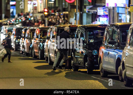 Tooley Street, London, UK. 29. Nov 2018. London Taxi Fahrer haben einen Weg in der Tooley Street durch die Bildung von zwei langen black cab Warteschlangen, um ihr Recht auf busspuren benutzen und für bessere Straße Management zu protestieren blockiert. Der heutige Protest betrifft Pläne zu machen ein Abschnitt der Tooley Street in der Nähe der London Bridge Bus - nur, damit die Beschränkung des Zugangs für Taxis. London Taxifahrer haben wiederholt protestiert und blockierte Straßen, die über Traffic Management Maßnahmen in der letzten Woche. Credit: Imageplotter Nachrichten und Sport/Alamy leben Nachrichten Stockfoto