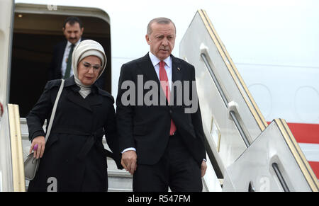 Buenos Aires, Argentinien. 29. Nov 2018. Türkischen Präsidenten Recep Tayyip Erdogan und seine Frau Emine Erdogan Schritt weg von ihrem Flugzeug am internationalen Flughafen Ministro Pistarini November 29, 2018 in Buenos Aires, Argentinien. Modi mit anderen führenden Politikern in der Gruppe der 20 Industrieländer Gipfeltreffen. Credit: Planetpix/Alamy leben Nachrichten Stockfoto