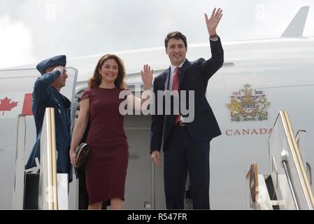 Buenos Aires, Argentinien. 29. Nov 2018. Kanadische Premierminister Justin Trudeau und seine Frau Sophie Gregorie Trudeau Welle wie Sie Schritt aus Ihr Flugzeug auf dem internationalen Flughafen Ministro Pistarini November 29, 2018 in Buenos Aires, Argentinien. Trudeau mit anderen führenden Politikern in der Gruppe der 20 Industrieländer Gipfeltreffen. Credit: Planetpix/Alamy leben Nachrichten Stockfoto