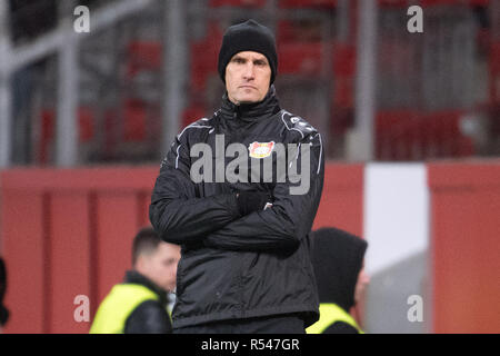 Leverkusen, Deutschland. 29 Nov, 2018. Fußball: Europa League, Bayer Leverkusen - Ludogorez Rasgrad, Gruppenphase, Gruppe A, 5.Spieltag am 29.11.2018 in der BayArena. Leverkusen Trainer Heiko Herrlich folgt das Spiel. Credit: Federico Gambarini/dpa/Alamy leben Nachrichten Stockfoto