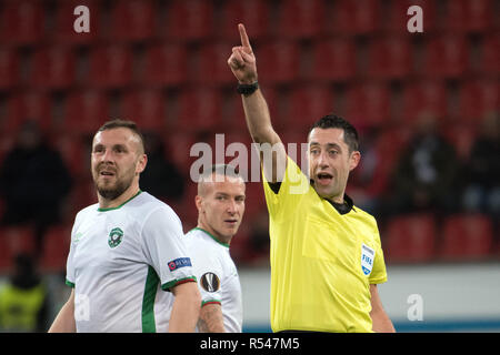 Leverkusen, Deutschland. 29 Nov, 2018. Fußball: Europa League, Bayer Leverkusen - Ludogorez Rasgrad, Gruppenphase, Gruppe A, 5.Spieltag am 29.11.2018 in der BayArena. Niederländische Schiedsrichter Dennis Higler Gesten. Credit: Federico Gambarini/dpa/Alamy leben Nachrichten Stockfoto