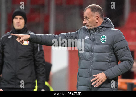 Leverkusen, Deutschland. 29 Nov, 2018. Fußball: Europa League, Bayer Leverkusen - Ludogorez Rasgrad, Gruppenphase, Gruppe A, 5.Spieltag am 29.11.2018 in der BayArena. Trainer Antoni Zdravkov von Ludogorez gibt Anweisungen. Credit: Federico Gambarini/dpa/Alamy leben Nachrichten Stockfoto