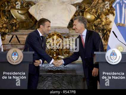 Buenos Aires, Argentinien. 29 Nov, 2018. Argentinische Präsident Mauricio Macri (R) schüttelt Hände mit der französische Präsident Emmanuel Längestrich während einer Pressekonferenz in Buenos Aires, Argentinien, Nov. 29, 2018. Quelle: Martin Zabala/Xinhua/Alamy leben Nachrichten Stockfoto