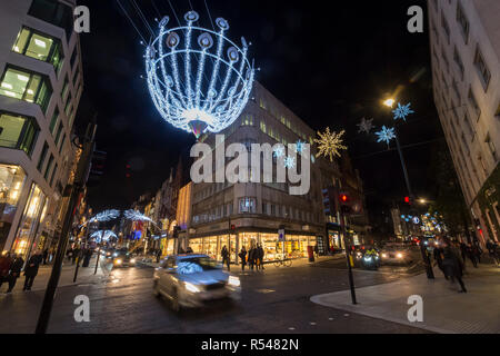 London, Großbritannien. 29 Nov, 2018. Gefiederte Illuminationen Overhead. Weihnachtsbeleuchtung in Mayfair. Credit: Stephen Chung/Alamy leben Nachrichten Stockfoto