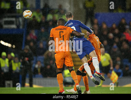 Stamford Bridge, London, UK. 29 Nov, 2018. UEFA Europa League Fußball, Chelsea gegen PAOK; Alvaro Morata von Chelsea Köpfe der Ball seine Seiten 4 Tor zu erzielen in der 78. Minute machen es 4-0 Credit: Aktion plus Sport/Alamy leben Nachrichten Stockfoto