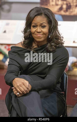 Philadelphia, Pennsylvania, USA. 29 Nov, 2018. Ehemalige First Lady Michelle Obama überrascht zwölf High School Mädchen aus dem beGirl. Welt Organisation an der African American Museum in Philadelphia PA wurde die Organisation durch ihre formale weiße Haus soziale Sekretär gegründet, Deesha Dyer Credit: Ricky Fitchett/ZUMA Draht/Alamy leben Nachrichten Stockfoto