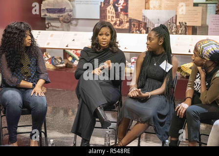 Philadelphia, Pennsylvania, USA. 29 Nov, 2018. Ehemalige First Lady Michelle Obama, und Schauspieler PHOEBE ROBINSON, vom Erfolg HBO zeigen, zwei Dope Königinnen, überrascht zwölf High School Mädchen aus dem beGirl. Welt Organisation an der African American Museum in Philadelphia PA wurde die Organisation durch ihre formale weiße Haus soziale Sekretär gegründet, Deesha Dyer Credit: Ricky Fitchett/ZUMA Draht/Alamy leben Nachrichten Stockfoto