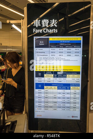 Hongkong, China. 7. Feb 2014. Ein Tarif Plan innerhalb der West Kowloon Railway Station gesehen. Die Hong Kong West Kowloon Railway Station ist eine internationale High Speed Rail Terminal im Oktober 2018 eröffnete die High Speed Rail Services mit dem chinesischen Festland. Credit: Alvin Chan/SOPA Images/ZUMA Draht/Alamy leben Nachrichten Stockfoto