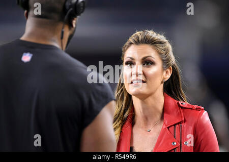 Arlington, Texas, USA. 29 Nov, 2018. Erin Andrews spricht mit einem New Orleans Saints vor der NFL Spiel zwischen den New Orleans Saints und die Dallas Cowboys bei AT&T Stadium in Arlington, Texas. Shane Roper/Cal Sport Media/Alamy leben Nachrichten Stockfoto