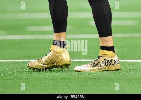 Arlington, Texas, USA. 29 Nov, 2018. Ein Blick auf New Orleans Saints Quarterback Drew Brees (9) Schuhe vor der NFL Spiel zwischen den New Orleans Saints und die Dallas Cowboys bei AT&T Stadium in Arlington, Texas. Shane Roper/Cal Sport Media/Alamy leben Nachrichten Stockfoto